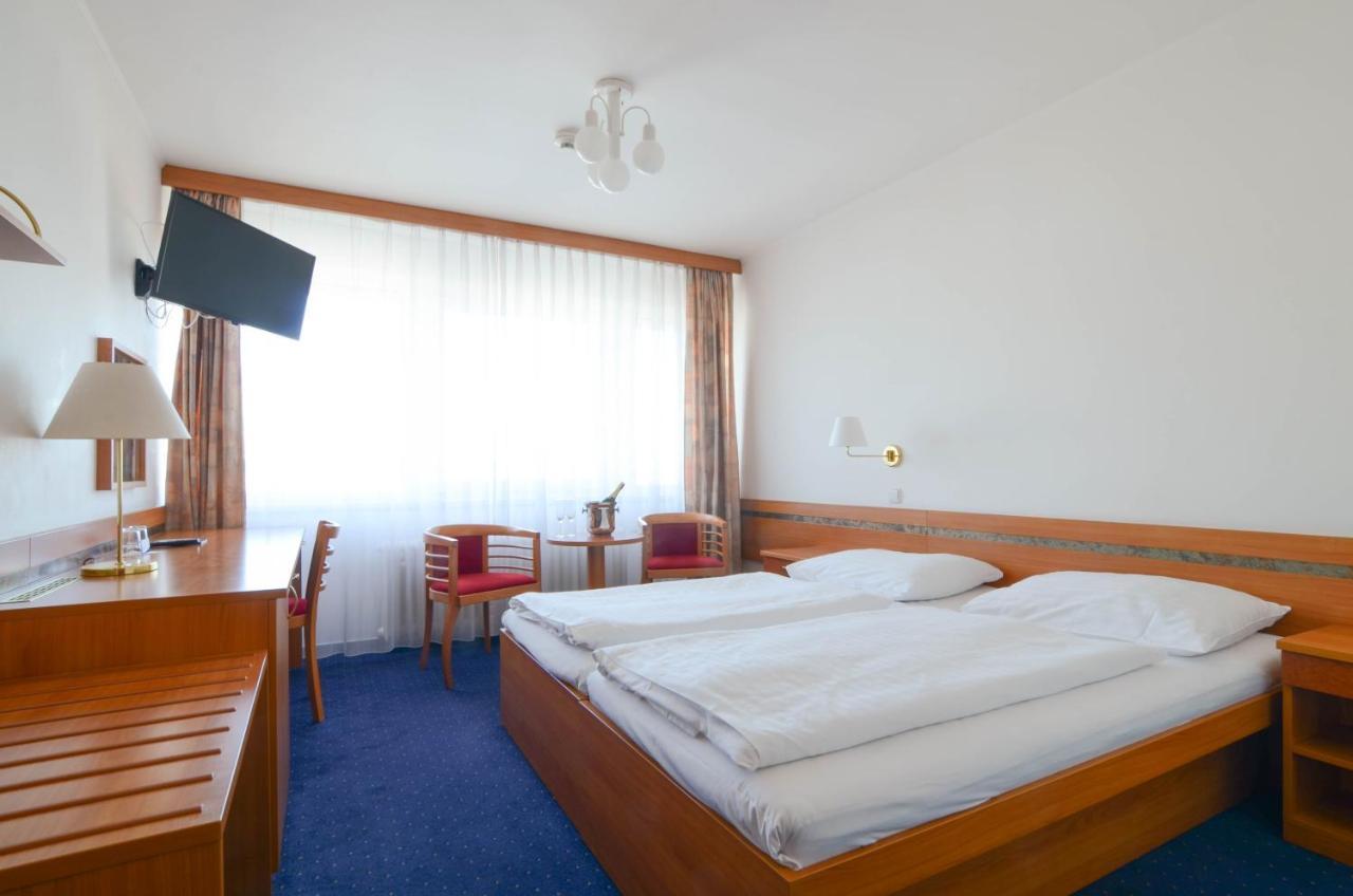 Hotel Ilf Prag Exteriör bild