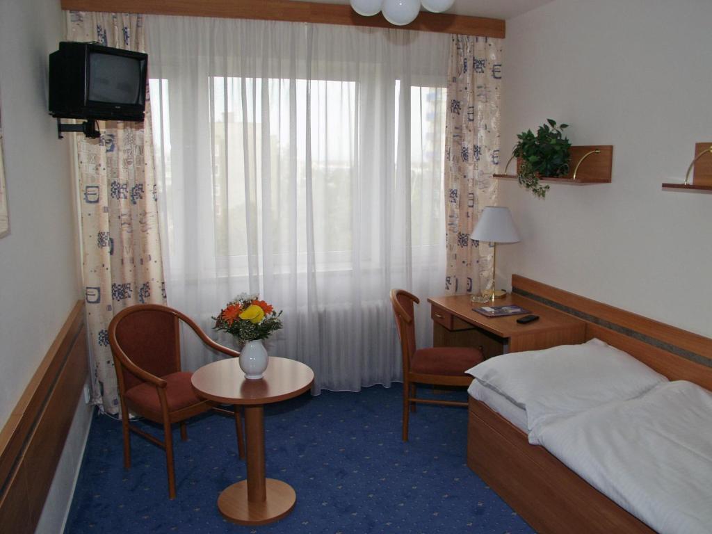 Hotel Ilf Prag Exteriör bild