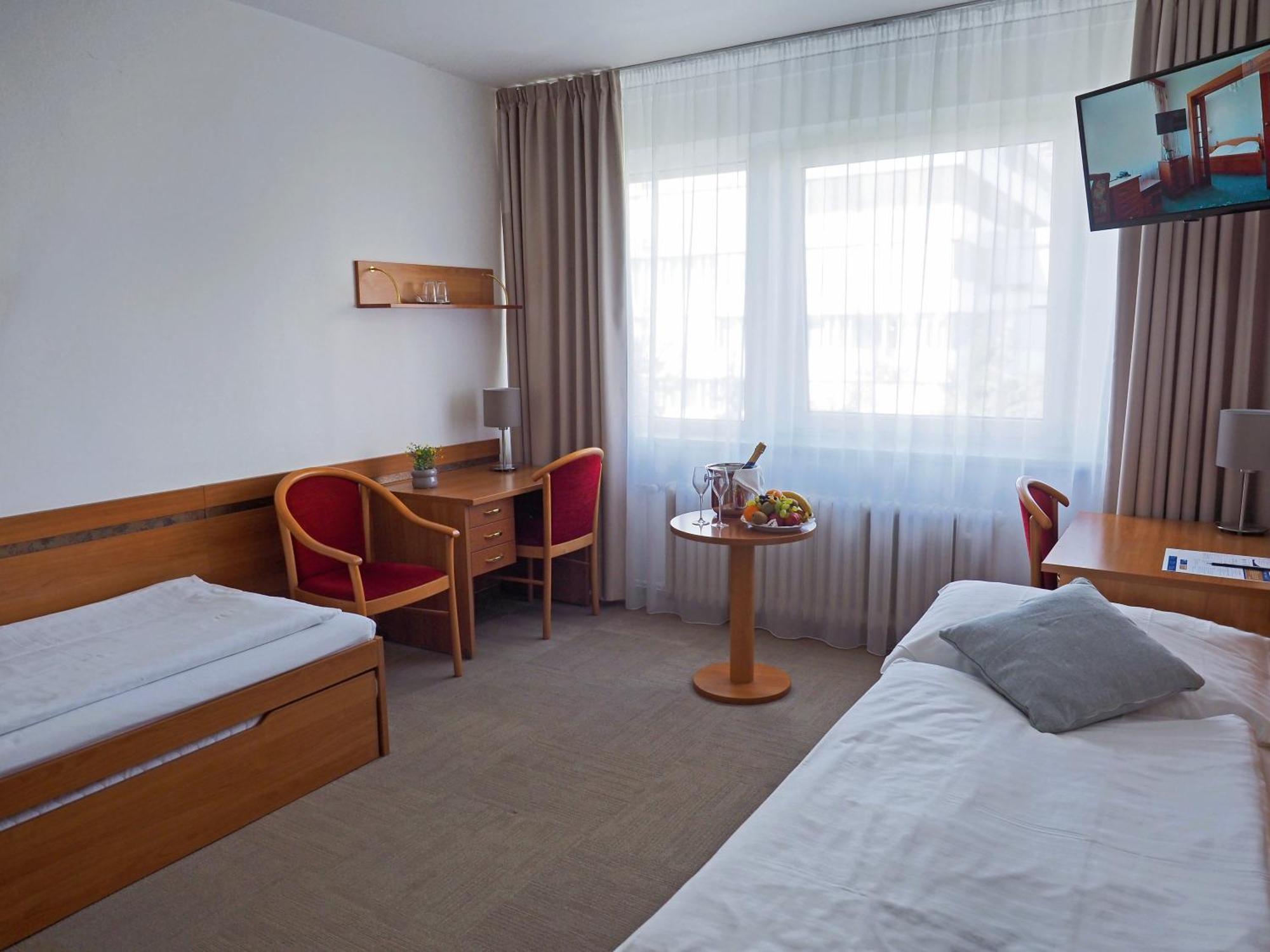 Hotel Ilf Prag Exteriör bild