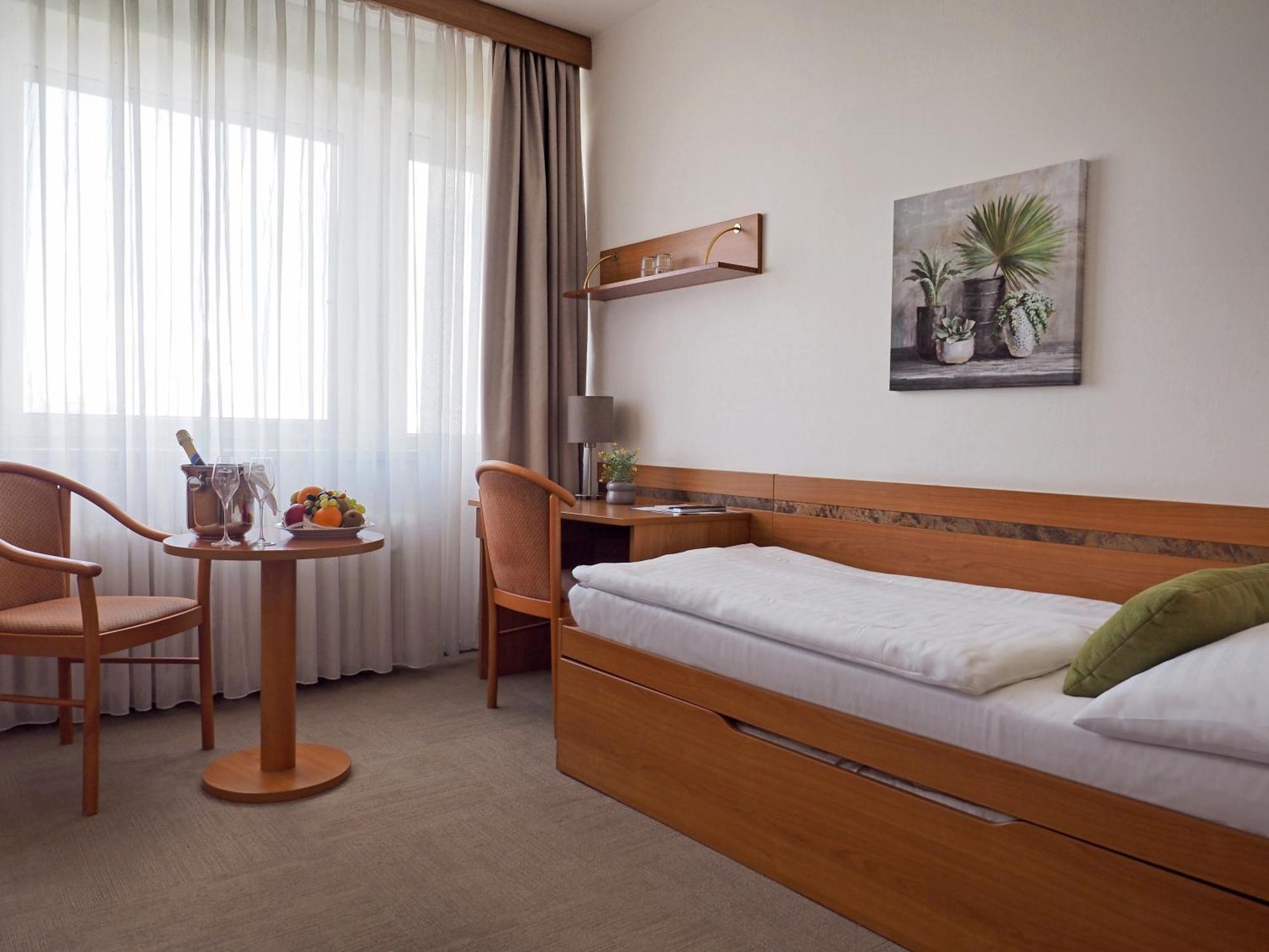 Hotel Ilf Prag Exteriör bild