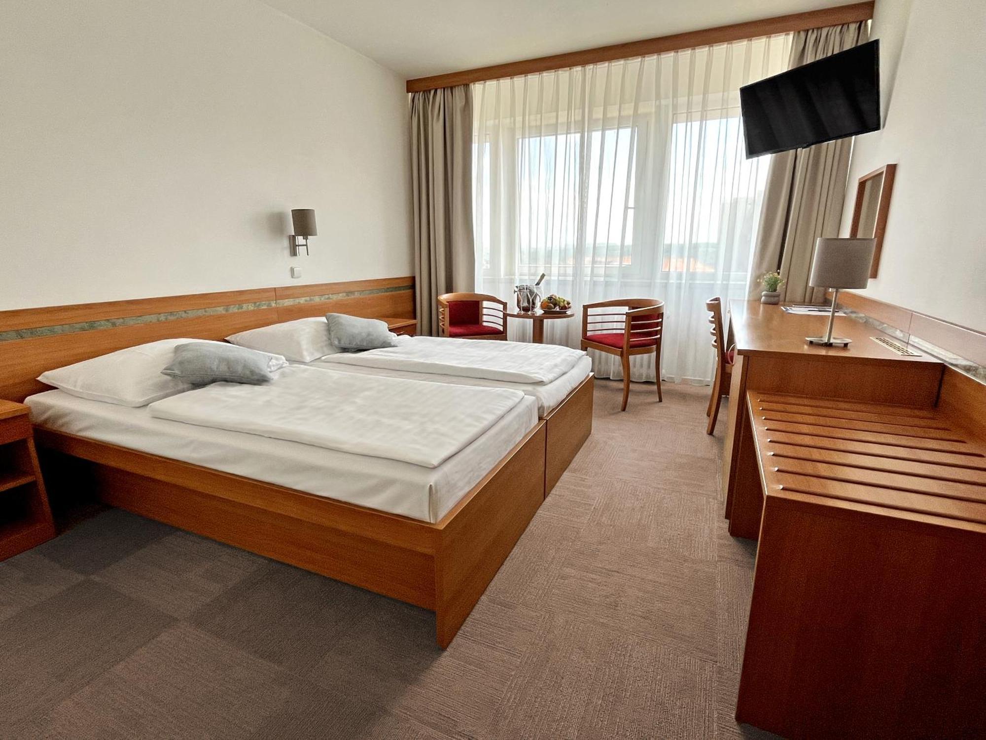 Hotel Ilf Prag Exteriör bild